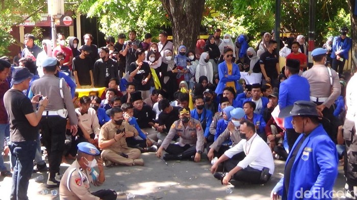 Kapolres Sumenep temui aktivis PMII yang sedang berunjuk rasa