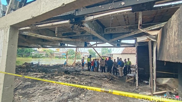 Lokasi kebakaran bangunan liar di bawah Jembatan Juwana, Pati. Foto diambil Senin (23/5/2022).
