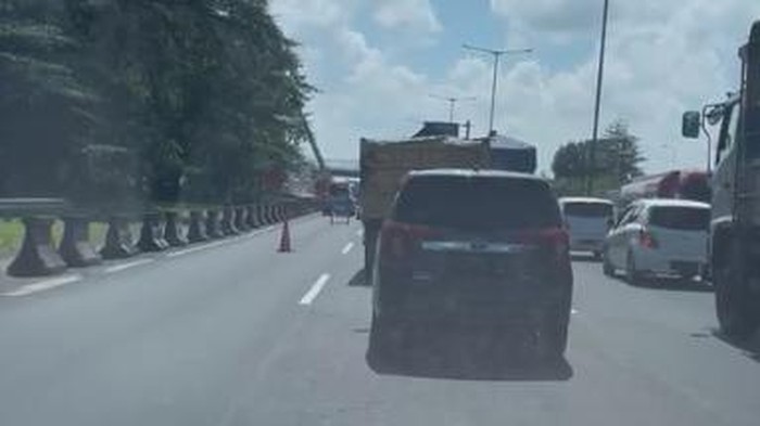 Ilustrasi. Kepadatan kendaraan di Tol Sidoarjol-Waru akibat adanya perbaikan jalan dan diduga karena ada truk ngeban.