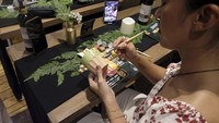 Beauty influencer Tynna Dwi Jayanti turut hadir dan concern terhadap pentingnya perawatan tubuh berbahan natural dan yang dirancang secara sustainable dari sisi luar dan dalam. Ia juga ikut kegiatan melukis mug yang berhubungan dengan environmental friendly. Mug itu terbuat dari bahan tanah liat yang di lukis biar lebih menarik.