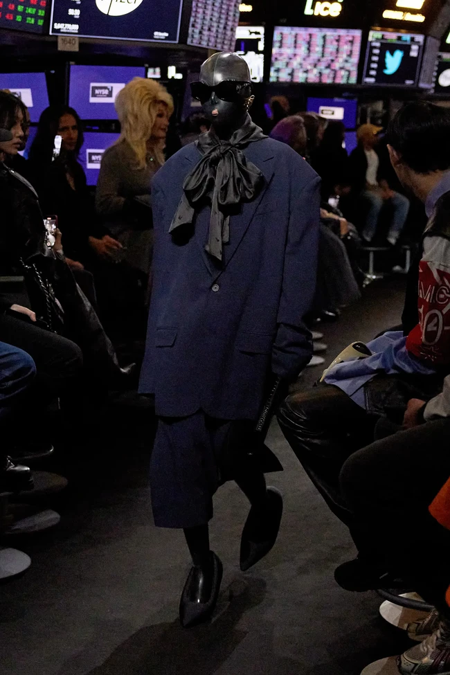 Fashion show Balenciaga Spring 2023 digelar di New York Stock Exchange, Amerika Serikat, 22 Mei 2022. Foto: dok. Balenciaga.