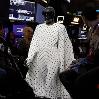 Fashion show Balenciaga Spring 2023 digelar di New York Stock Exchange, Amerika Serikat, 22 Mei 2022. Foto: dok. Balenciaga.