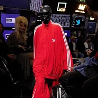 Fashion show Balenciaga Spring 2023 digelar di New York Stock Exchange, Amerika Serikat, 22 Mei 2022. Foto: dok. Balenciaga.