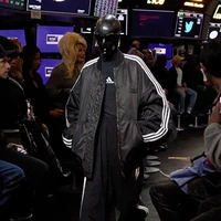 Fashion show Balenciaga Spring 2023 digelar di New York Stock Exchange, Amerika Serikat, 22 Mei 2022. Foto: dok. Balenciaga.