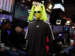 10 Koleksi Busana Balenciaga Spring 2023, Ditampilkan Model Bertopeng