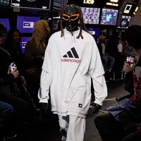 Fashion show Balenciaga Spring 2023 digelar di New York Stock Exchange, Amerika Serikat, 22 Mei 2022. Foto: dok. Balenciaga