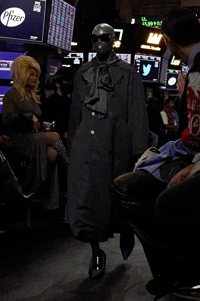 Fashion show Balenciaga Spring 2023 digelar di New York Stock Exchange, Amerika Serikat, 22 Mei 2022. Foto: dok. Balenciaga.