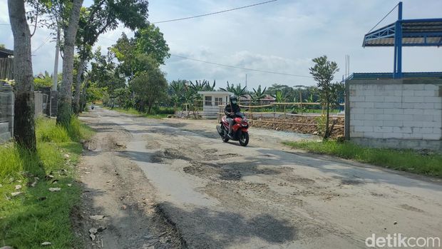 Kondisi kerusakan jalan Sanun di area persawahan Wates, Kapanewon Wates, Kulon Progo, Senin (23/5/2022).