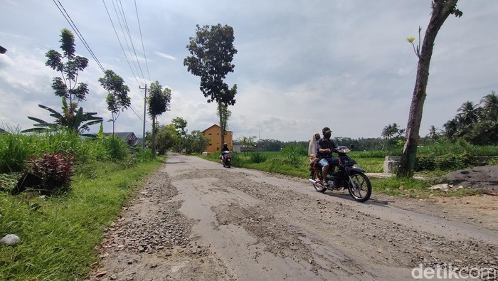 Kondisi kerusakan jalan Sanun di area persawahan Wates, Kapanewon Wates, Kulon Progo, Senin (23/5/2022).