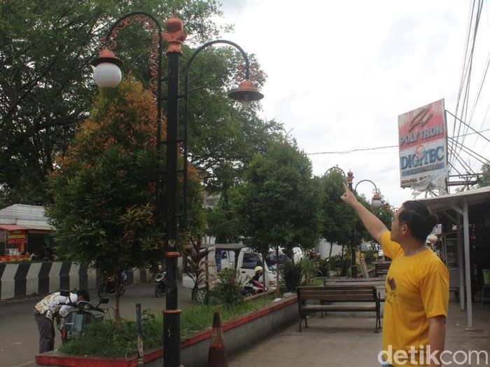 Kondisi siang di kawasan pedestrian Pasar Tradisional Kadipaten Majalengka.