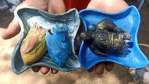 Koordinator Komunitas Partnership Kura-kura Bali dengan masyarakat Desa Serangan, I Wayan Patut, menunjukkan beberapa produk kerajinan yang akan dijadikan suvenir KTT G-20.