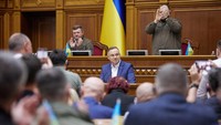 Dalam kunjungan tersebut, Presiden Polandia Andrzej Duda juga turut berbicara di hadapan para anggota parlemen Ukraina. Mengutip Reuters, Duda menjadi pemimpin asing pertama yang memberikan pidato secara langsung di parlemen Ukraina sejak invasi Rusia pada 24 Februari lalu. (Ukrainian Presidential Press Service/Handout via REUTERS).