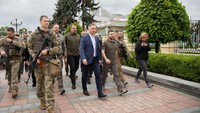 Selain berpidato di hadapan anggota parlemen Ukraina, Presiden Polandia Andrzej Duda juga turut melihat dampak kerusakan perang di kawasan Kyiv, ibu kota Ukraina. (Ukrainian Presidential Press Service/Handout via REUTERS).