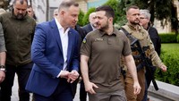 Duda tampak didampingi Presiden Ukraina Volodymyr Zelenksiy saat berjalan di kawasan Kyiv. (Ukrainian Presidential Press Service/Handout via REUTERS).