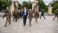 Untuk diketahui, perang antara Rusia dan Ukraina masih terus berlangsung sejak negara yang dipimpin Vladimir Putin itu menginvasi Ukraina pada 24 Februari 2022 lalu. Jutaan warga sipil Ukraina meninggalkan negara asalnya untuk berlindung di sejumlah negara tetangga, salah satunya Polandia. Ribuan orang dilaporkan terluka dan tewas serta sejumlah wilayah di Ukraina porak-poranda akibat perang. (Ukrainian Presidential Press Service/Handout via REUTERS).