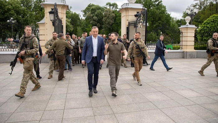 Kunjungi Kyiv, Ini yang Dilakukan Presiden Polandia di Ukraina Presiden Polandia Andrzej Duda mengunjungi Kyiv. Ia diketahui jadi pemimpin asing pertama yang berpidato secara langsung di parlemen Ukraina sejak invasi Rusia.