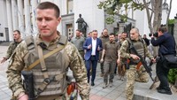 Presiden Polandia Andrzej Duda dan Presiden Ukraina Volodymyr Zelenskiy berjalan di kawasan Kyiv di tengah perang yang masih berlangsung di antara Rusia dan Ukraina, Minggu (22/5/2022) waktu setempat. (Jakub Szymczuk/Polish Presidency/Handout via REUTERS).