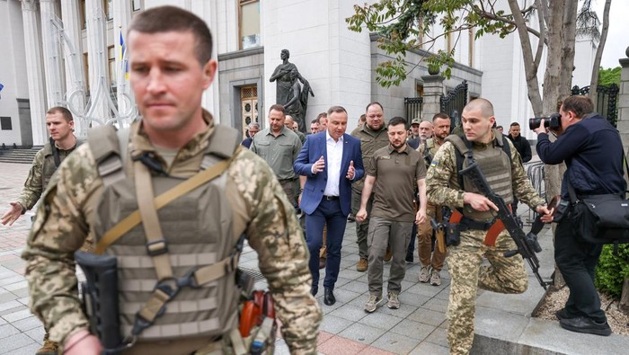 Presiden Polandia Andrzej Duda mengunjungi Kyiv. Ia diketahui jadi pemimpin asing pertama yang berpidato secara langsung di parlemen Ukraina sejak invasi Rusia.