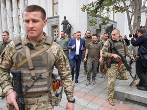 Zelenskiy Kali Pertama Keluar Kiev, Beri Penghargaan Pasukan di Kharkiv