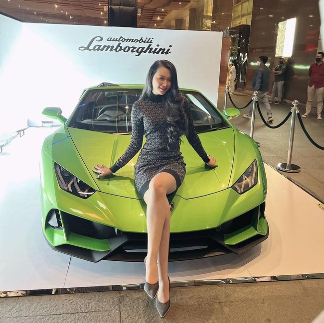 Ketika ditanya oleh Melaney mengenai tanggapan orang tua Lisa terkait pekerjaannya, wanita berambut panjang itu mengaku mereka tahu dan bangga. Foto: Instagram @ lisa_oktaviani96