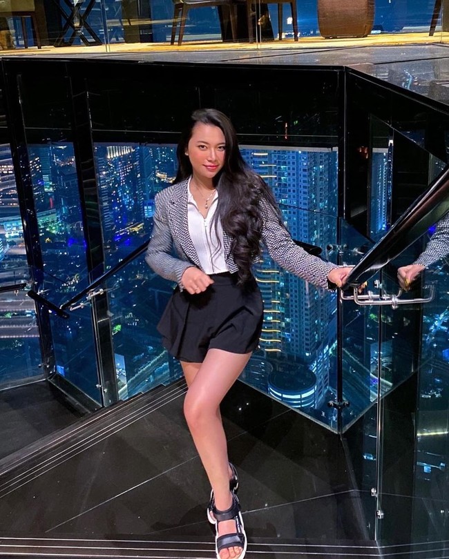 Lisa Oktaviani cukup sering membagi selfie cantik dan penampilannya semi formalnya yang seksi kepada para follower.Foto: Instagram @ lisa_oktaviani96