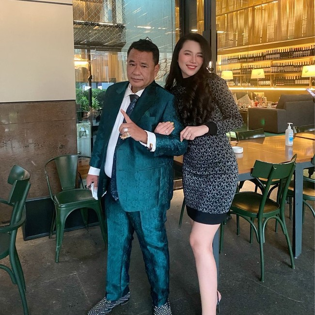 Hotman Paris diketahui punya banyak aspri yang sering dipamerkannya di Instagram. Pengacara kondang tersebut memiliki asisten-asisten cantik yang mencuri perhatian, salah satunya bernama Lisa Oktaviani ini.Foto: Instagram @ lisa_oktaviani96