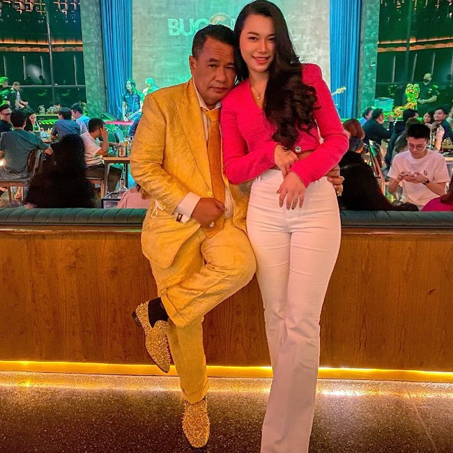 Dalam sebuah video di YouTube Melaney Ricardo, Lisa dan sesama aspri, Beiby Go, membahas soal pekerjaan mereka yang belakangan jadi sorotan. Terlihat selalu cantik dan glamour, pekerjaan keduanya memang cukup menjanjikan. Foto: Instagram @ lisa_oktaviani96