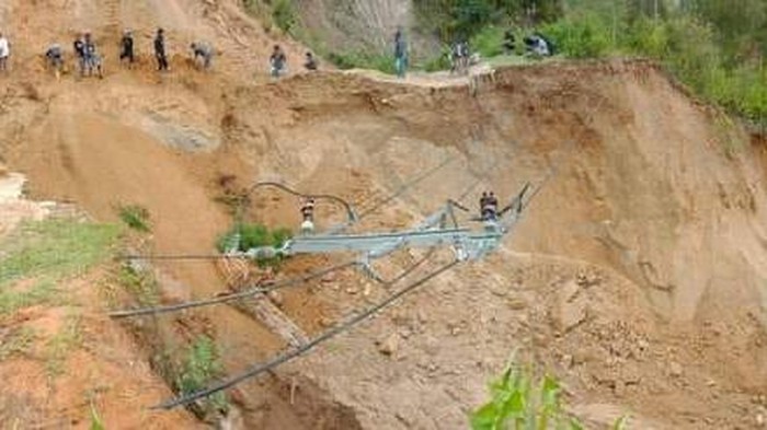 Longsor mengakibatkan akses Toraja-Mamasa terputus