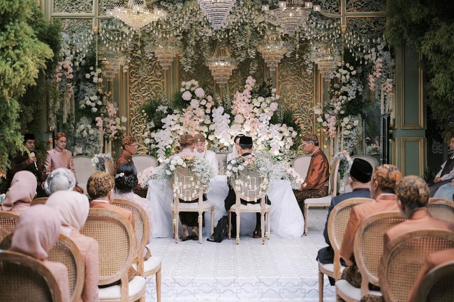 Dekorasi pernikahan terlihat indah dengan berbagai jenis bunga berwarna putih dan peach. Foto: Instagram @maudyayunda