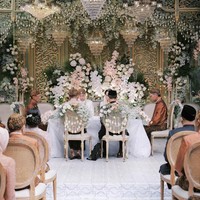 Dekorasi pernikahan terlihat indah dengan berbagai jenis bunga berwarna putih dan peach. Foto: Instagram @maudyayunda