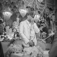 Momen haru menyertai berlangsungnya akad nikah Maudy Ayanda. Jesse Choi, sang mempelai pria, tampak menghapus air mata saat melihat calon istrinya berjalan memasuki area ijab qabul. Foto: Instagram @maudyayunda