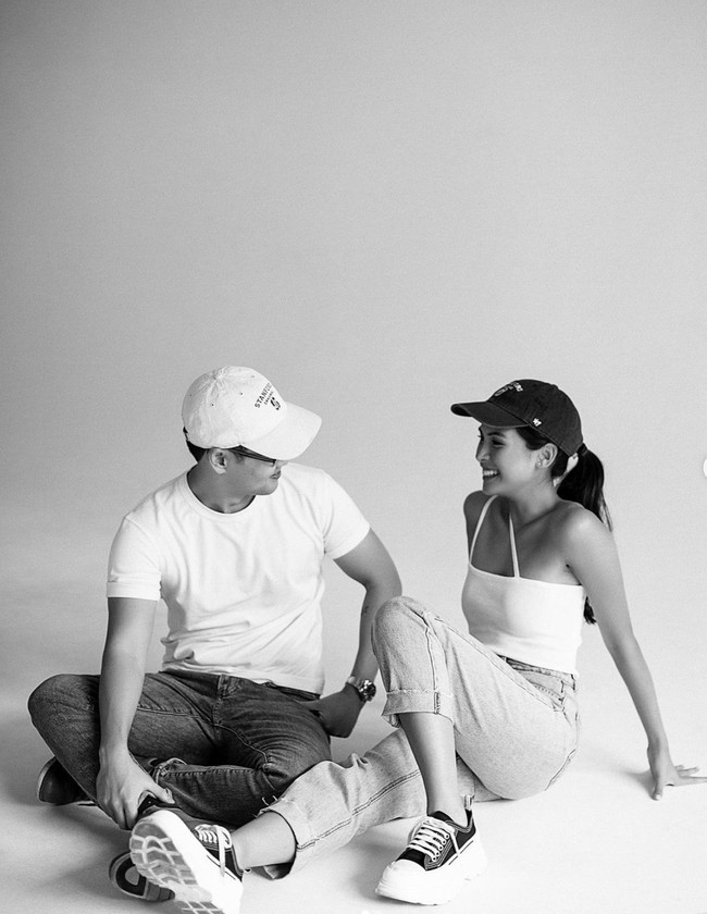 Maudy Ayunda mengabarkan bahwa dirinya telah dipersunting oleh seorang pria. Hal itu terlihat jelas dari unggahan-unggahannya di Instagram. Namun tampaknya Maudy tidak ingin memperlihatkan dengan jelas wajah sang suami. Pasalnya dalam unggahan-unggahannya, hanya memperlihatkan wajah sang suami dari samping. Foto: Instagram/@maudyayunda