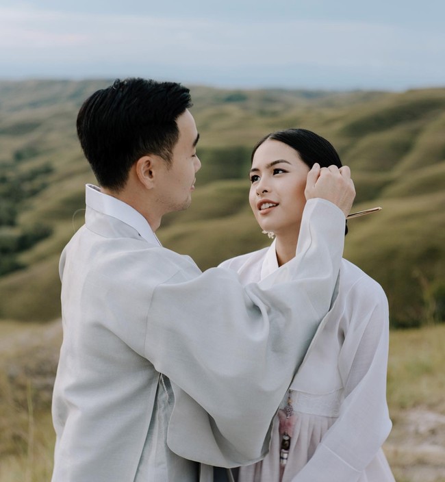 Di akun Instagramnya, Maudy hanya mengunggah foto pernikahan bersama sang suami ketika keduanya mengenakan hanbok, busana tradisional untuk pengantin Korea. Wajah sang suami pun hanya diperlihatkan dari samping yang membuat netizen menjadi semakin penasaran. Foto: Instagram/@maudyayunda