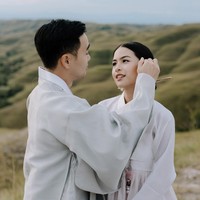 Di akun Instagramnya, Maudy hanya mengunggah foto pernikahan bersama sang suami ketika keduanya mengenakan hanbok, busana tradisional untuk pengantin Korea. Wajah sang suami pun hanya diperlihatkan dari samping yang membuat netizen menjadi semakin penasaran. Foto: Instagram/@maudyayunda