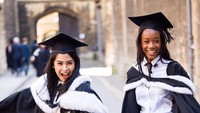 mengenakan atasan dengan rok lengkap dengan stocking di balik toga University of Oxford. Seperti teman-temannya, ia juga mengenakan paduan putih-hitam. Foto: Instagram/maudyayunda Maudy