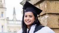 Tidak asing lagi, Maudy Ayunda dikenal mengambil prodi yang unik di salah satu universitas top dunia. Maudy Ayunda menyelesaikan jenjang sarjana di jurusan Philosophy, Politics, dan Economics di Universitas Oxford. Jurusan ini unik karena menggabungkan tiga bidang keilmuan yakni filsafat, politik, dan ilmu ekonomi. Foto: Instagram/maudyayunda