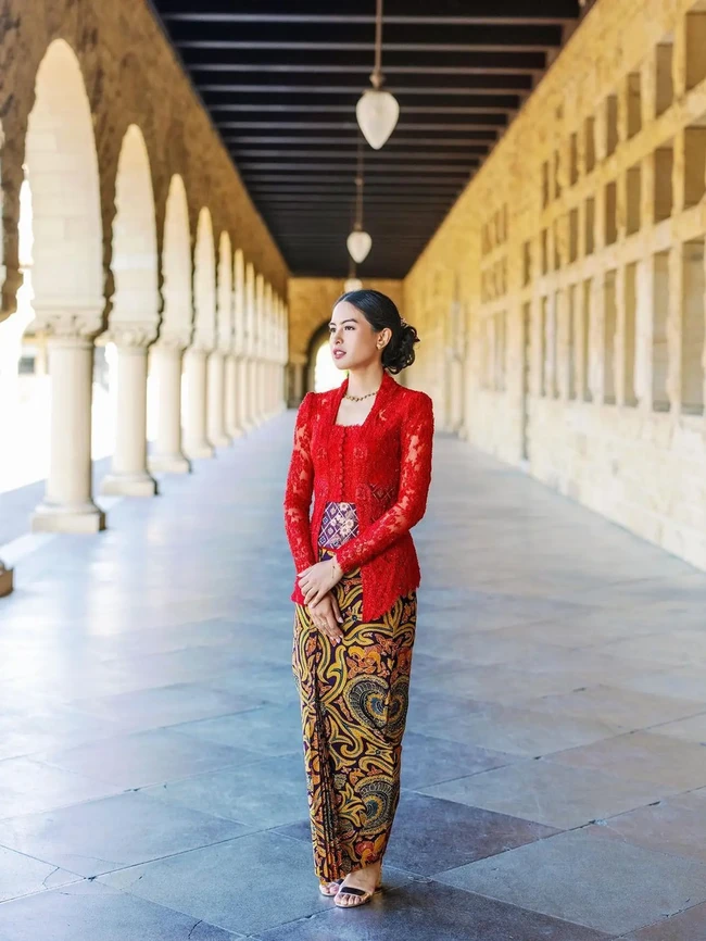 Maudy Ayunda cantik mengenakan kebaya merah lace model kutu baru rancangan Didiet Maulana saat wisuda kelulusan S2 di Stanford University. Meskipun menimba ilmu hingga ke Negeri Paman Sam, dia tak melupakan akar budayanya sebagai wanita Indonesia. Foto: Instagram/maudyayunda