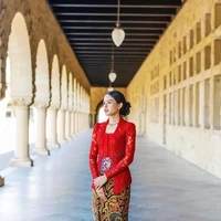 Maudy Ayunda cantik mengenakan kebaya merah lace model kutu baru rancangan Didiet Maulana saat wisuda kelulusan S2 di Stanford University. Meskipun menimba ilmu hingga ke Negeri Paman Sam, dia tak melupakan akar budayanya sebagai wanita Indonesia. Foto: Instagram/maudyayunda