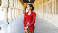 Kebaya wisuda Maudy Ayunda dipakai bersama kain batik babon angrem yang bermakna kasih sayang. Melengkapi look wisuda, Maudy mengenakan kalung berdesain sederhana dan hiasan rambut berwarna emas kuno. Foto: Instagram/maudyayunda 