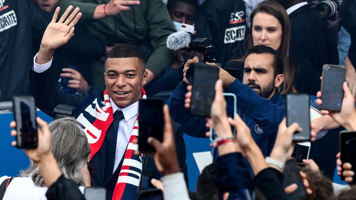 Mbappe Bertahan di PSG Bukan karena Uang