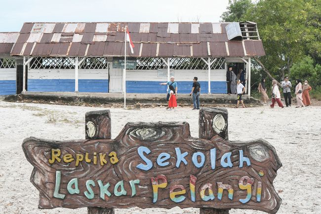 Lihat dari Dekat Replika Sekolah Laskar Pelangi di Belitung