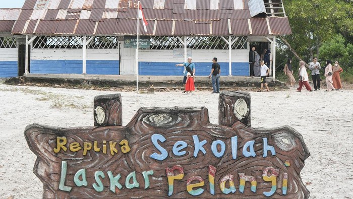 Replika Sekolah Laskar Pelangi merupakan objek wisata populer di Belitung Timur. Objek wisata ini pernah digunakan untuk lokasi pembuatan film Laskar Pelangi.