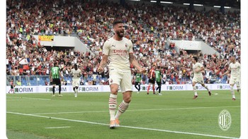 Pemain seperti Oliver Giroud turut andil besar dalam perjalanan AC Milan mengakhiri puasa gelar. Foto: Twitter