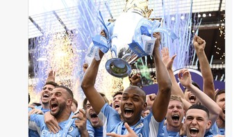 Jadilah mereka juara Liga Inggris, unggul satu poin dari Liverpool. Foto: Twitter