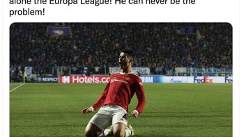 MU harus membangun patung Ronaldo di luar Old Trafford untuk 18 gol di tim ini. Tanpa golnya, mereka akan di jurang degradasi, tulis netizen ini. Foto: Twitter