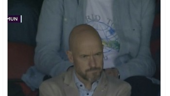 Ten Hag ekspresinya suram. MU musim ini poinnya paling rendah sepanjang keikutsertaan mereka di Premier League. Foto: Twitter