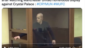 Meme Ten Hag mencoba melarikan diri setelah melihat kekalahan MU dari Cystal Palace. Foto: Twitter