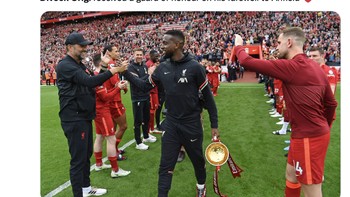Origi mendapatkan guard of honour dari para rekan setimnya. Foto: Twitter