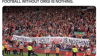 Spanduk yang bertuliskan sepakbola tanpa Origi tidak ada artinya. Foto: Twitter