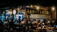 Untuk dapat menikmati satu porsi menu Telur Ikan Setan Bumbu Bali, pengunjung harus merogoh kocek sebesar Rp 35 ribu serta menu ini dapat dinikmati bersama 3 orang. Pria yang biasa disapa Unggit Desti ini mengungkapkan menu Telur Ikan Setan Bumbu Bali khas Pan Tantri merupakan salah satu menu best seller di restoran tersebut. Menu ini dalam sehari dapat terjual hingga 50 porsi.
